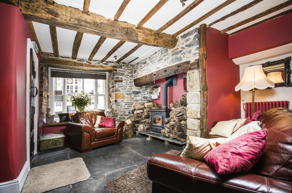Self Catering Accommodation, Cornerstones, 16Th Century Luxury House Overlooking The River Llangollen Exterior photo
